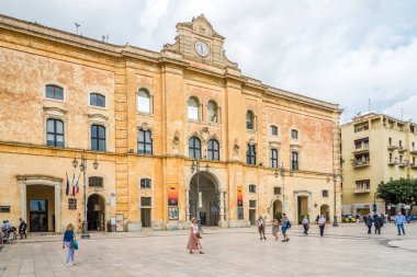 MATERA, İtalya - 5 Eylül 2021 Matera sokaklarındaki Annunziata Sarayı 'na bakın. Matera Güney İtalya 'da Basilicata bölgesinde bir şehirdir..