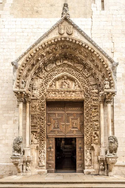 意大利阿尔塔穆拉圣玛丽主教座堂门口的观景 — 图库照片