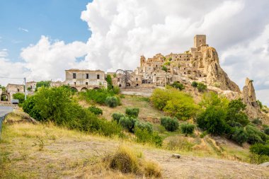 CRACO, İtalya - 5 Eylül 2021 - İtalya 'daki Hayalet Kasaba Craco' da Manzara. Craco İtalya 'nın güneyindeki Basilicata bölgesinde Matera ili' ne bağlı bir hayalet kasabadır..