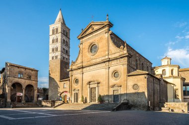 VITERBO, İtalya - 8 Eylül 2021 Viterbo sokaklarındaki Saint Lawrwnce Katedrali 'ne bakın. Viterbo, İtalya 'nın orta kesiminde, Lazio bölgesinde bulunan antik bir şehirdir..