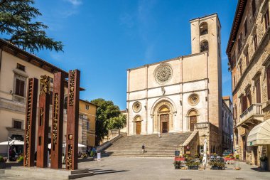 TODI, ITALY - 8 Eylül 2021 - Todi sokaklarındaki Santissima Annunziata Katedrali 'ne bakın. Todi, İtalya 'nın orta kesiminde, Perugia ili' ne bağlı bir kasabadır..