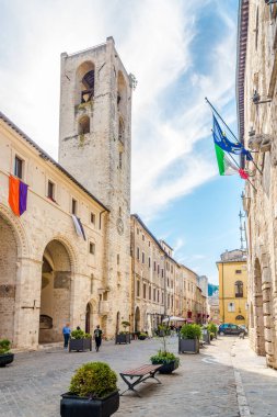 NARNI, İTALYA 8 Eylül 2021 Narni sokaklarındaki belediye binasında görüldü. Narni, İtalya 'nın orta kesiminde, Umbria' nın antik bir yamaçtır..
