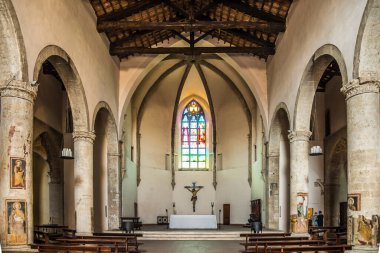 NARNI, İtalya - 8 Eylül 2021 - Narni 'deki San Francesco Kilisesi' nin İçi. Narni, İtalya 'nın orta kesiminde, Umbria' nın antik bir yamaçtır..