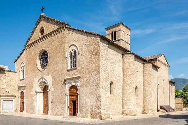 イタリアのテルニ通りにあるサン フランチェスコ教会での眺め — ストック写真