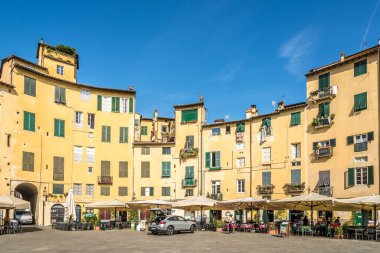 LUCCA, ITALY - 10 Eylül 2021 Lucca 'daki Anfiteatro' da görüldü. Lucca İtalya 'nın orta kesiminde, Tuscany' de bir şehir ve komün..