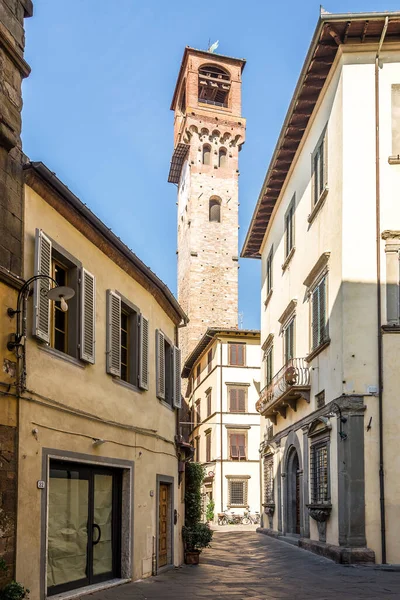 意大利卢卡大街上的钟楼观景 — 图库照片