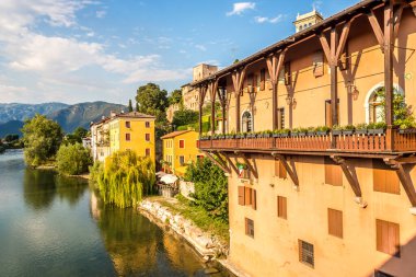 BASSANO DEL GRAPPA, ITALY - 12 Eylül 2021 - Bassano del Grappa 'daki Vecchio Köprüsü' nden Brenta Nehri 'ne bakın. Bassano, İtalya 'nın kuzeyindeki Veneto bölgesinde, Vicenza ili' nde bir şehir ve komün..