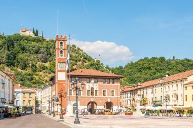 MAROSTICA, İtalya - 12 Eylül 2021 - Marostica 'daki Scacchi Sarayı' ndaki Doglione Sarayı 'na bakın. Marostica, İtalya 'nın Veneto eyaletinde yer alan bir şehirdir.. 