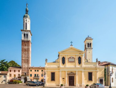 THIENE, ITALY - 12 Eylül 2021 - Thiene 'deki çan kulesiyle birlikte tespih kilisesinde görüş. Thiene İtalya 'nın kuzeyinde, Vicenza ili' nde bir şehir ve komün..