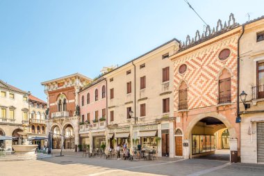 THIENE, ITALY - 12 Eylül 2021 - Thiene 'deki Chilesotti' deki evlere bakın. Thiene İtalya 'nın kuzeyinde, Vicenza ili' nde bir şehir ve komün..