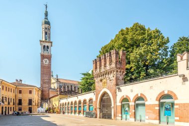 THIENE, ITALY - 12 Eylül 2021 - Thiene 'deki çan kulesiyle birlikte Chilesotti' nin Yeri 'ne bakın. Thiene İtalya 'nın kuzeyinde, Vicenza ili' nde bir şehir ve komün..