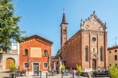 THIENE, ITALY - 12 Eylül 2021 - Thiene sokaklarında Bakire Meryem Kilisesi manzarası. Thiene İtalya 'nın kuzeyinde, Vicenza ili' nde bir şehir ve komün..