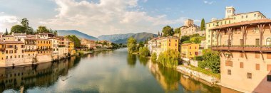 Bassano del Grappa 'daki Brenta nehrindeki Vecchio köprüsünden panoramik manzara - İtalya