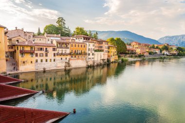 Bassano del Grappa 'daki Brenta Nehri' ndeki Vecchio Köprüsü 'nden görüntü