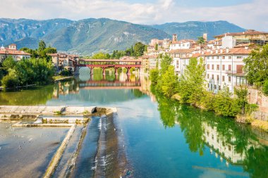 İtalya, Bassano del Grappa 'daki Vecchio köprüsü ile Brenta nehrine bakın.