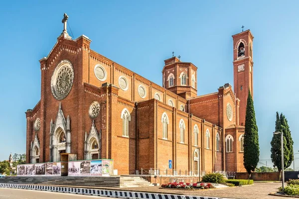 イタリア バスサーノ グラッパ 2021年9月12日 バッサーノ グラッパの通りにあるオサリオ寺院をご覧ください バッサーノは イタリア北部のヴェネト州のヴィチェンツァ州の都市とコミューンです — ストック写真