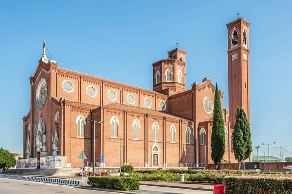 バッサーロ グラッパの通りにあるオサリオ寺院 戦争記念碑 での眺め イタリア — ストック写真