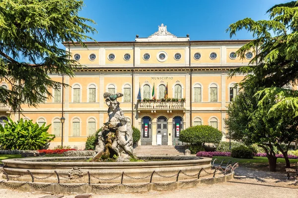 Veduta Del Palazzo Comunale Con Fontana Nelle Vie Thiene Italia — Foto Stock