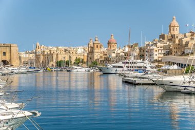 COSPICUA, MALTA - 4 Ekim 2021 - Cospicua 'daki Saint Lawrence ve Harbour Kilisesi' nde görüş. Cospicua (Bormla), Malta 'nın güneydoğu bölgesinde yer alan bir liman kentidir..