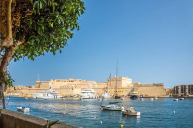 BIRGU, MALTA - 4 Ekim 2021 - Senglea 'dan Birgu' daki Saint Angelo Kalesi 'ne bakın. Fort Saint Angelo, Malta 'nın Birgu şehrinde, Grand Harbour' un merkezinde yer alan kaleli bir kaledir..