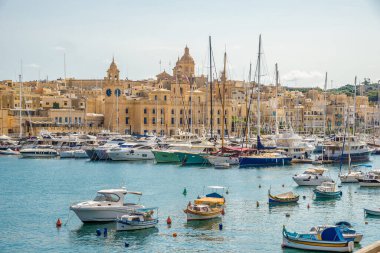BIRGU, MALTA - 4 Ekim 2021 Birgu Limanı 'na bakın. Birgu, Malta 'da Grand Harbour' un güneyinde, eski ve güçlendirilmiş bir şehirdir..