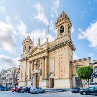 SENGLEA, MALTA - 4 Ekim 2021 - Senglea sokaklarındaki Meryem 'in İsa' nın Doğuşu Kilisesi 'ne bakın. Senglea, Malta 'nın güneydoğu bölgesinde yer alan bir şehirdir..