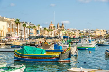 MARSAXLOKK, MALTA - 4 Ekim 2021 - Marsaxlokk 'taki Harbour ve Market Caddesi' nde görüntü. Marsaxlokk, Malta 'nın güneydoğu bölgesinde küçük ve geleneksel bir balıkçı köyüdür..