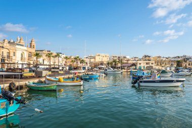 MARSAXLOKK, MALTA - 4 Ekim 2021 - Marsaxlokk 'taki Fisher limanına bakın. Marsaxlokk, Malta 'nın güneydoğu bölgesinde küçük ve geleneksel bir balıkçı köyüdür..