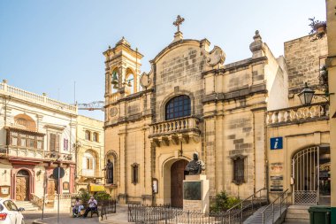 VICTORIA, MALTA - 5 Ekim 2021 - Victoria caddelerindeki Aziz James Kilisesi manzarası. Victoria, Malta 'nın Gozo adasının başkentidir..