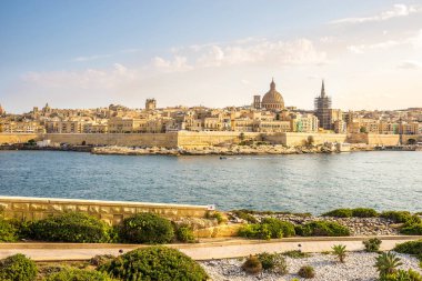 VALETTA, MALTA - 4 Ekim 2021 - Sliema 'dan Valetta' ya bakın. Valetta Malta 'nın başkentidir..