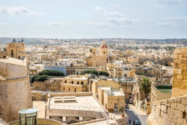VICTORIA, MALTA - 5 Ekim 2021 - Cittadella 'dan Victoria City' ye bakın. Victoria, Malta 'nın Gozo adasının başkentidir..