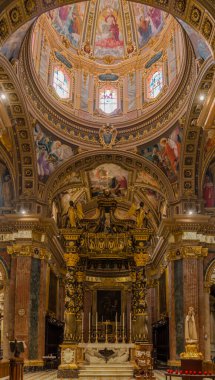 VICTORIA, MALTA - 5 Ekim 2021 Viktorya şehrindeki Aziz George Bazilikası 'nın iç kesimine bakınız. Victoria, Malta 'nın Gozo adasının başkentidir..