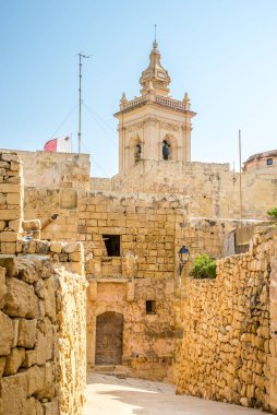 Victoria kasabasındaki eski Cittadella sokaklarında Gozo, Malta