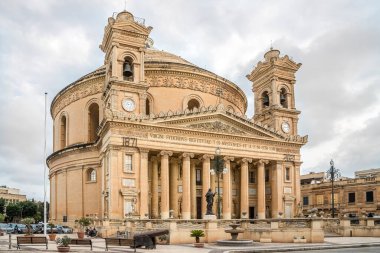 MOSTA, MALTA - 6 Ekim 2021 Mosta 'daki Meryem Ana Varsayımının Bazilikası' na bakın. Mosta, Malta 'nın kuzey bölgesinde küçük ama yoğun nüfuslu bir şehirdir..