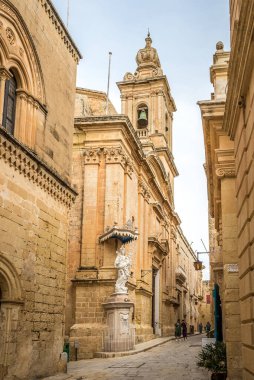 MDINA, MALTA - 6 Ekim 2021 - Mdina sokaklarındaki Saint Roch Kilisesi 'ne bakın. Mdina, Malta 'nın kuzeyindeki bir şehirdir..