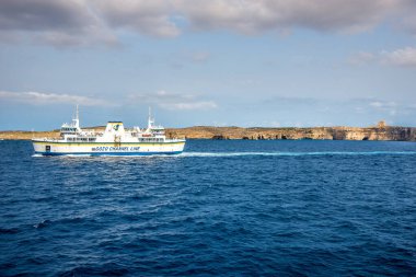COMINO, MALTA - 5 Ekim 2021 Comino Adası manzaralı. Comino, Malta ve Gozo adaları arasında Akdeniz 'de bulunan Malta takımadalarından oluşan küçük bir adadır..