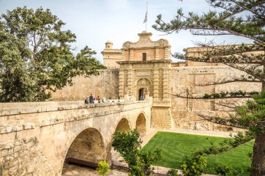 MDINA, MALTA - 6 Ekim 2021 - Mdina 'daki Ana Kapı (Vilhena Gate) görüntülendi. Mdina, Malta 'nın kuzeyindeki bir şehirdir..