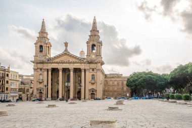 VALETTA, MALTA - 5 Ekim 2021 - Valetta caddelerindeki Saint Publius Kilisesi 'ne bakın. Valetta Malta 'nın başkentidir..