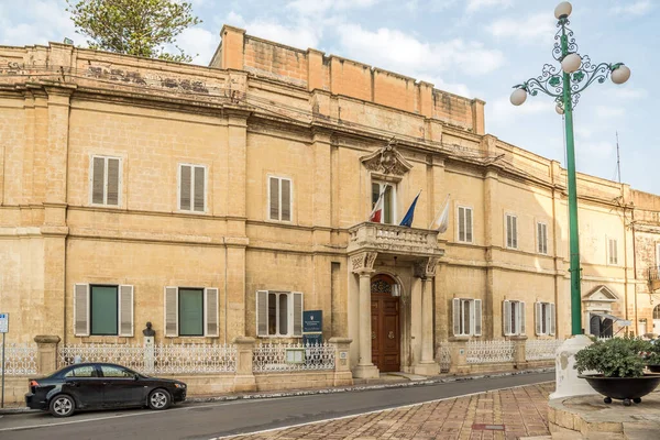 NAXXAR, MALTA - 6 Ekim 2021 - Naxar sokaklarındaki Parisio Sarayı manzarası. Naxar, Malta 'nın kuzey bölgesinde küçük bir şehirdir..