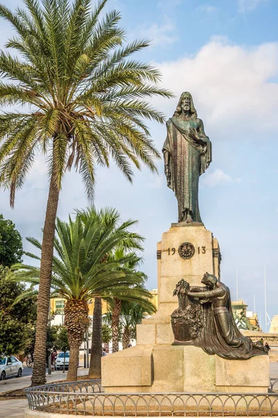 瓦莱塔 Malta 2021年10月5日 在瓦莱塔的街道上观看基督王纪念碑 瓦莱塔是马耳他的首都 — 图库照片