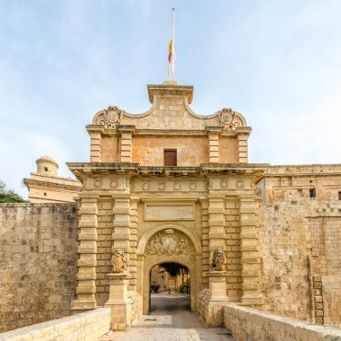 Mdina şehrinin sokaklarındaki Ana Kapı 'ya (Vilhena Gate) bakın - Malta