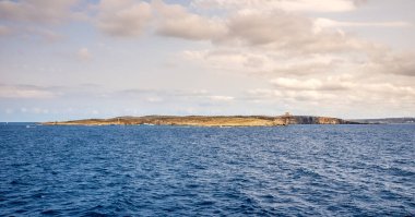 Gozo ve Malta adaları yakınlarındaki Saint Mary kulesinin olduğu Comino adasına bakın.