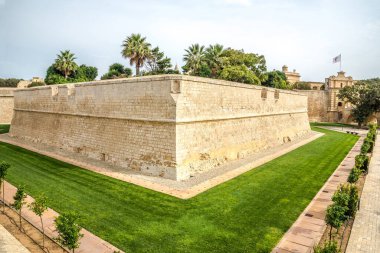 Malta 'daki Mdina şehrinin tahkimat duvarına bak