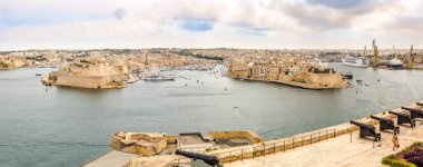 Saint Angelo Kalesi 'nde panoramik manzara, L-Isla ve Valetta' daki Yukarı Barrakka Bahçeleri limanı - Malta