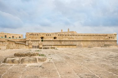 Valetta-Malta 'daki Saint Elmo Kalesi' ne bakın.