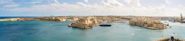 Saint Angelo Kalesi 'nde panoramik manzara, L-Isla ve Valletta' daki Yukarı Barrakka Bahçeleri 'nden liman