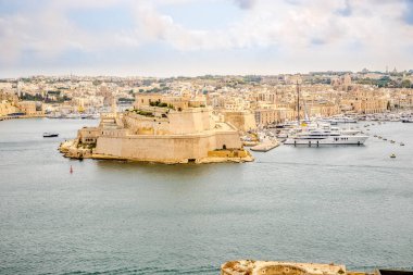 Valetta 'daki Yukarı Barrakka Bahçeleri' nden Sain Angelo Kalesi 'ne bakın.