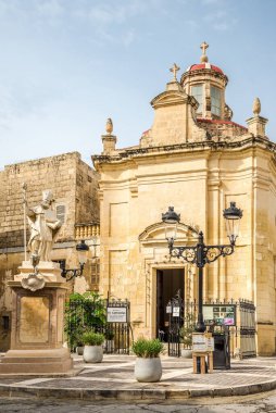 RABAT, MALTA - 6 Ekim 2021 Rabat caddelerindeki Saint Cataldus Kilisesi 'ne bakın. Rabat, Malta 'nın kuzeyindeki bir kasabadır..