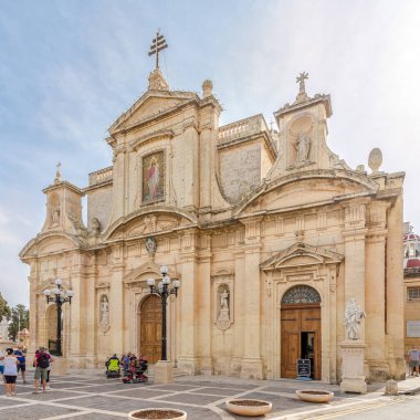 RABAT, MALTA - 6 Ekim 2021 Rabat caddelerindeki Aziz Paul Bazilikası 'na bakın. Rabat, Malta 'nın kuzeyindeki bir kasabadır..