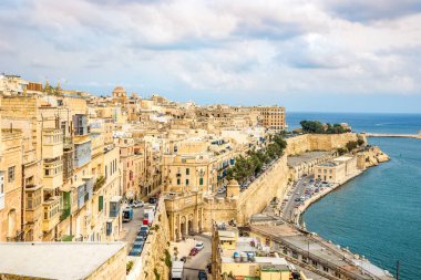 VALETTA, MALTA - 6 Ekim 2021 - Valetta 'nın kıyı şeridine bakın. Valetta Malta 'nın başkentidir..